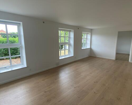 Bo idyllisk i nyistandsat 4 værelses lejlighed i Vinkel