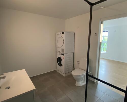 Bo idyllisk i nyistandsat 4 værelses lejlighed i Vinkel