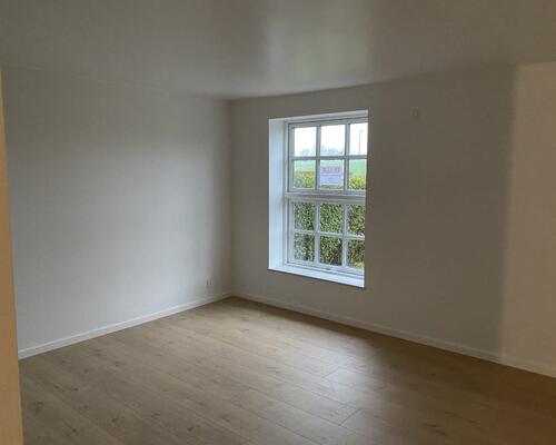 Bo idyllisk i nyistandsat 4 værelses lejlighed i Vinkel