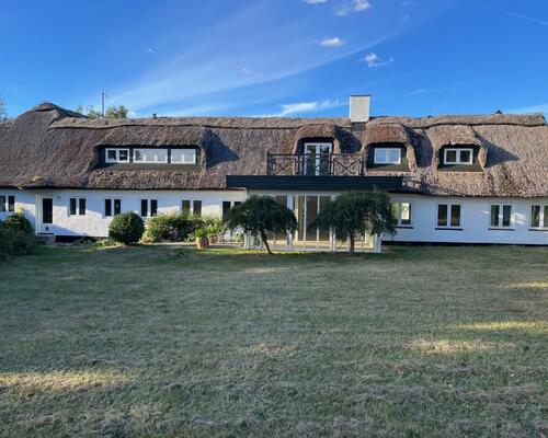 Stort hovedhus på gård lejes ud