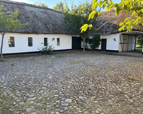 Stort hovedhus på gård lejes ud