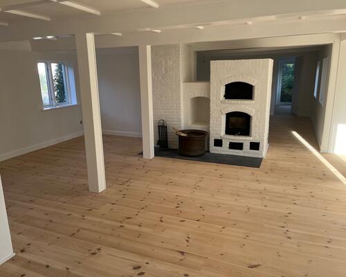 Stort hovedhus på gård lejes ud