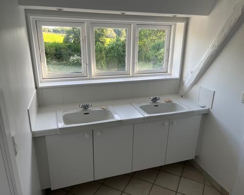 Stort hovedhus på gård lejes ud