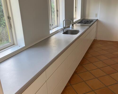 Stort hovedhus på gård lejes ud