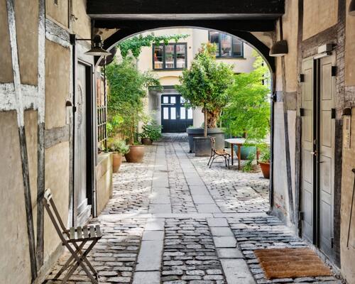 Luksuriøs og møbleret lejlighed i den rolige del af Nyhavn, udlejes til expats