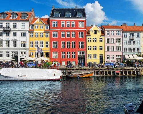 Luksuriøs og møbleret lejlighed i den rolige del af Nyhavn, udlejes til expats