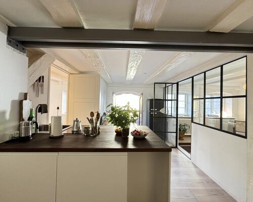 Luksuriøs og møbleret lejlighed i den rolige del af Nyhavn, udlejes til expats