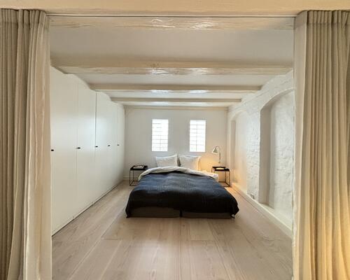 Luksuriøs og møbleret lejlighed i den rolige del af Nyhavn, udlejes til expats