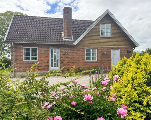 Rummelig villa med fine udenomsarealer, beliggende tæt på Nye