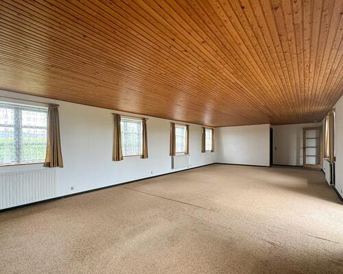 Rummelig villa med fine udenomsarealer, beliggende tæt på Nye