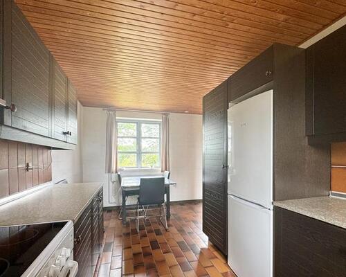 Rummelig villa med fine udenomsarealer, beliggende tæt på Nye