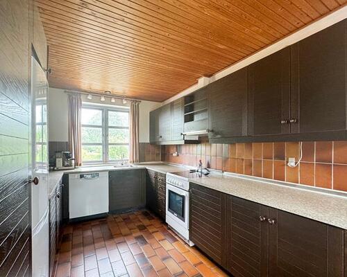 Rummelig villa med fine udenomsarealer, beliggende tæt på Nye