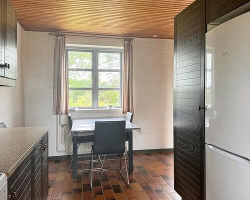 Rummelig villa med fine udenomsarealer, beliggende tæt på Nye