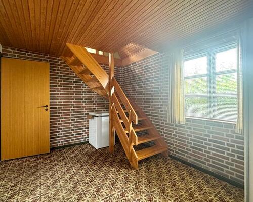 Rummelig villa med fine udenomsarealer, beliggende tæt på Nye