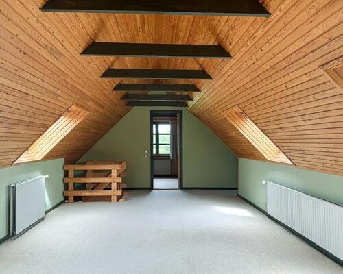 Rummelig villa med fine udenomsarealer, beliggende tæt på Nye