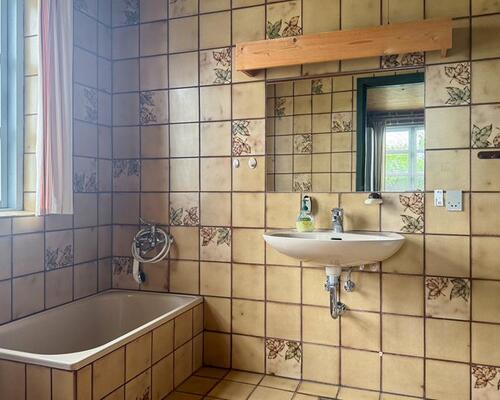 Rummelig villa med fine udenomsarealer, beliggende tæt på Nye