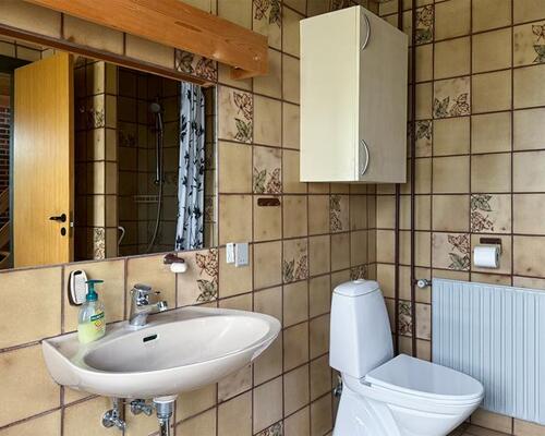 Rummelig villa med fine udenomsarealer, beliggende tæt på Nye