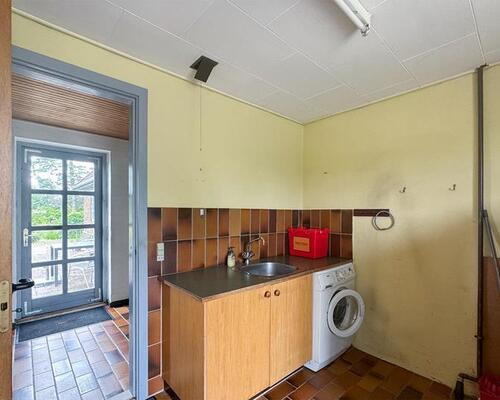 Rummelig villa med fine udenomsarealer, beliggende tæt på Nye