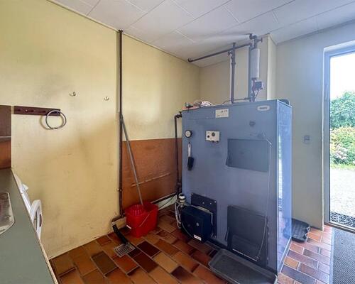 Rummelig villa med fine udenomsarealer, beliggende tæt på Nye