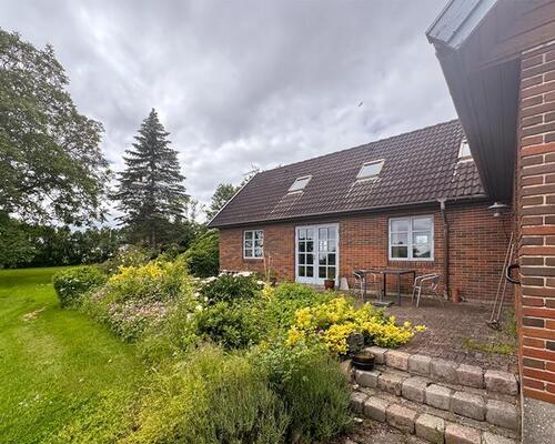 Rummelig villa med fine udenomsarealer, beliggende tæt på Nye