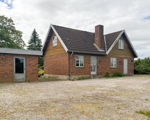 Rummelig villa med fine udenomsarealer, beliggende tæt på Nye