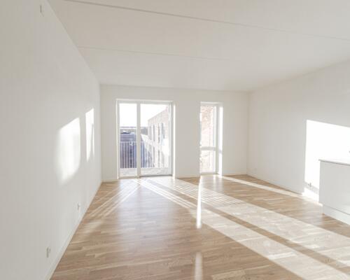 Stilren 2-værelses med altan mod gård