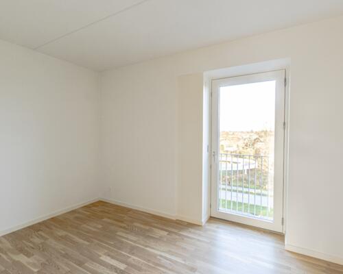 Stilren 2-værelses med altan mod gård