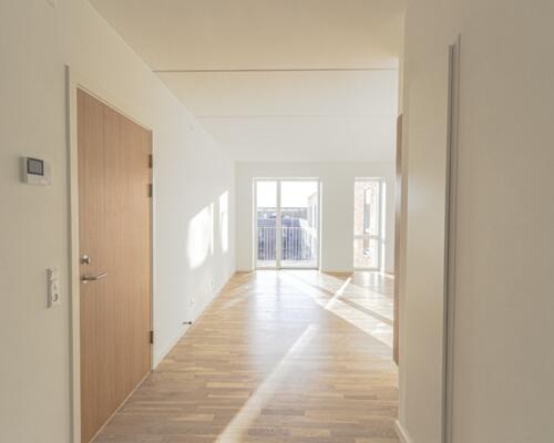 Stilren 2-værelses med altan mod gård