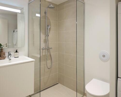 Stilren 2-værelses med altan mod gård