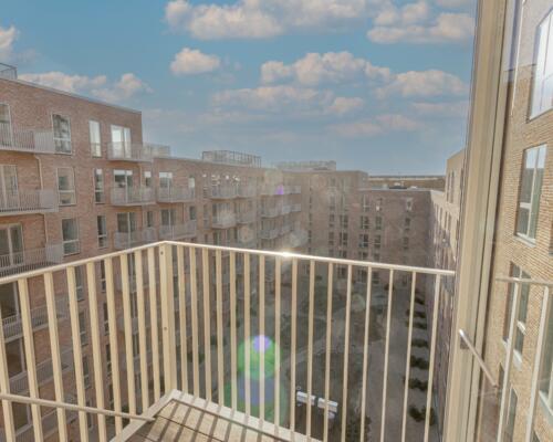 Stilren 2-værelses med altan mod gård