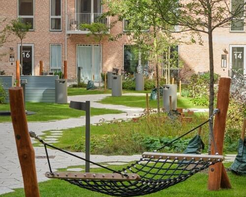 Stilren 2-værelses med altan mod gård