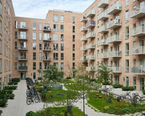 Stilren 2-værelses med altan mod gård