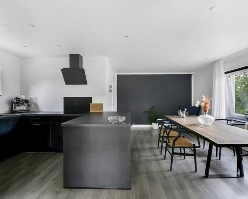 Flot nyistandsat villa på 162 etagemeter (115+47m2)