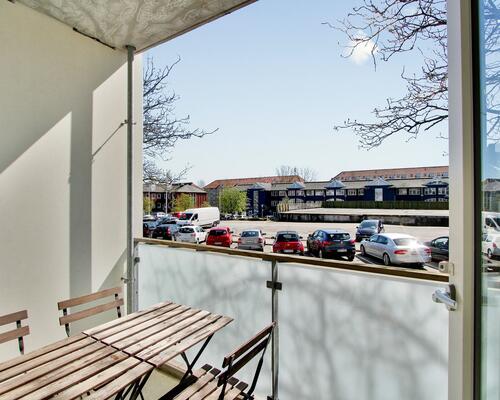 Delevenlig lejlighed med altan og god beliggenhed