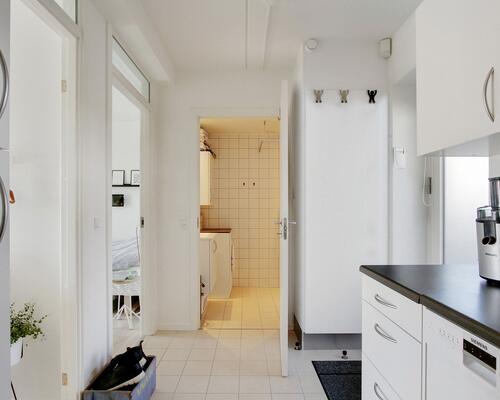 Delevenlig lejlighed med altan og god beliggenhed