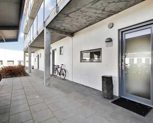 Delevenlig lejlighed med altan og god beliggenhed