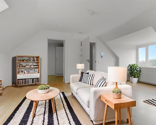 Lys 2-værelses på 61 m2 i tagetagen med skråvægge, separat køkken og rummeligt bad