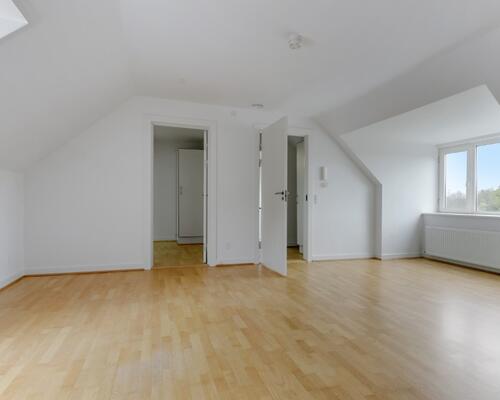 Lys 2-værelses på 61 m2 i tagetagen med skråvægge, separat køkken og rummeligt bad