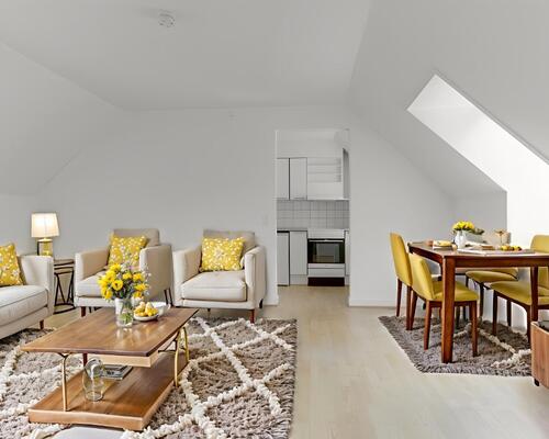 Lys 2-værelses på 61 m2 i tagetagen med skråvægge, separat køkken og rummeligt bad