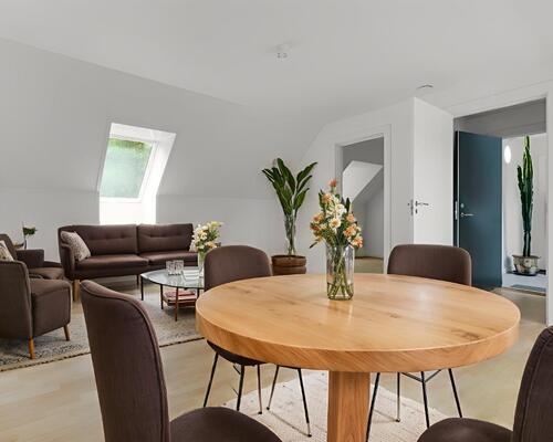 Lys 2-værelses på 61 m2 i tagetagen med skråvægge, separat køkken og rummeligt bad