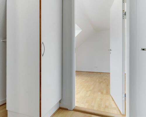 Lys 2-værelses på 61 m2 i tagetagen med skråvægge, separat køkken og rummeligt bad