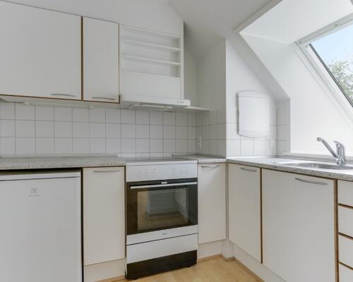 Lys 2-værelses på 61 m2 i tagetagen med skråvægge, separat køkken og rummeligt bad