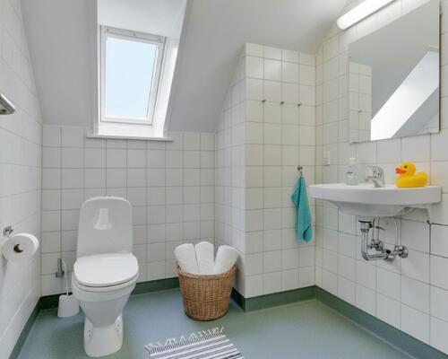 Lys 2-værelses på 61 m2 i tagetagen med skråvægge, separat køkken og rummeligt bad