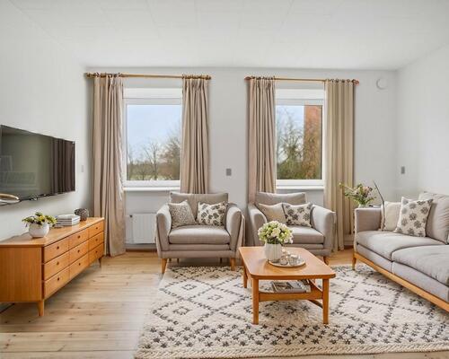 Lys 4-værelses på 83 m2 med plankegulve og separat køkken – tæt på bus, indkøb og idræt