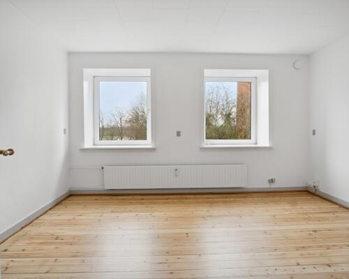 Lys 4-værelses på 83 m2 med plankegulve og separat køkken – tæt på bus, indkøb og idræt