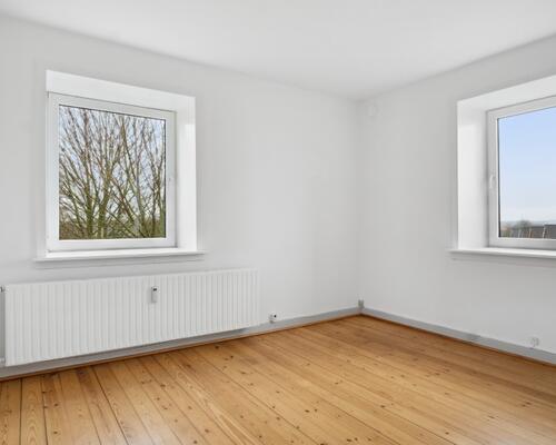 Lys 4-værelses på 83 m2 med plankegulve og separat køkken – tæt på bus, indkøb og idræt