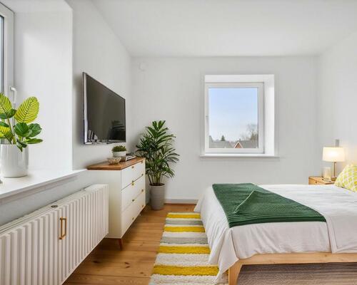 Lys 4-værelses på 83 m2 med plankegulve og separat køkken – tæt på bus, indkøb og idræt