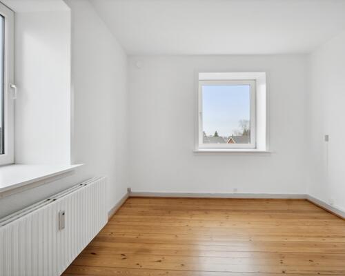 Lys 4-værelses på 83 m2 med plankegulve og separat køkken – tæt på bus, indkøb og idræt