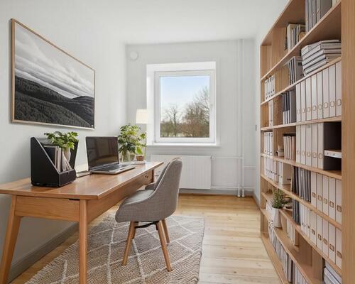 Lys 4-værelses på 83 m2 med plankegulve og separat køkken – tæt på bus, indkøb og idræt