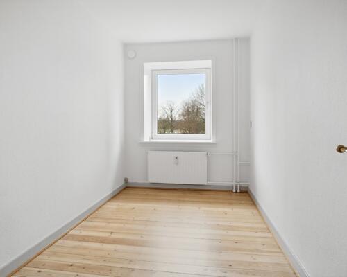 Lys 4-værelses på 83 m2 med plankegulve og separat køkken – tæt på bus, indkøb og idræt